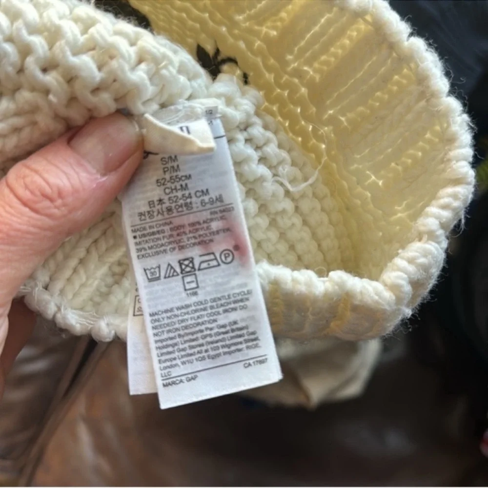 GAP absolutely adorable knit panda hat! Minimally used, fully cleaned! Size S/M